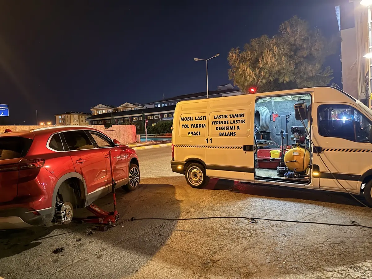Gece çalışan mobil lastik servis aracı ve içindeki ekipman